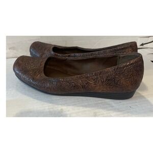 Yuu Womens Brown Embossed Paisley Floral Square Toe Low Wedge Slip On Flats